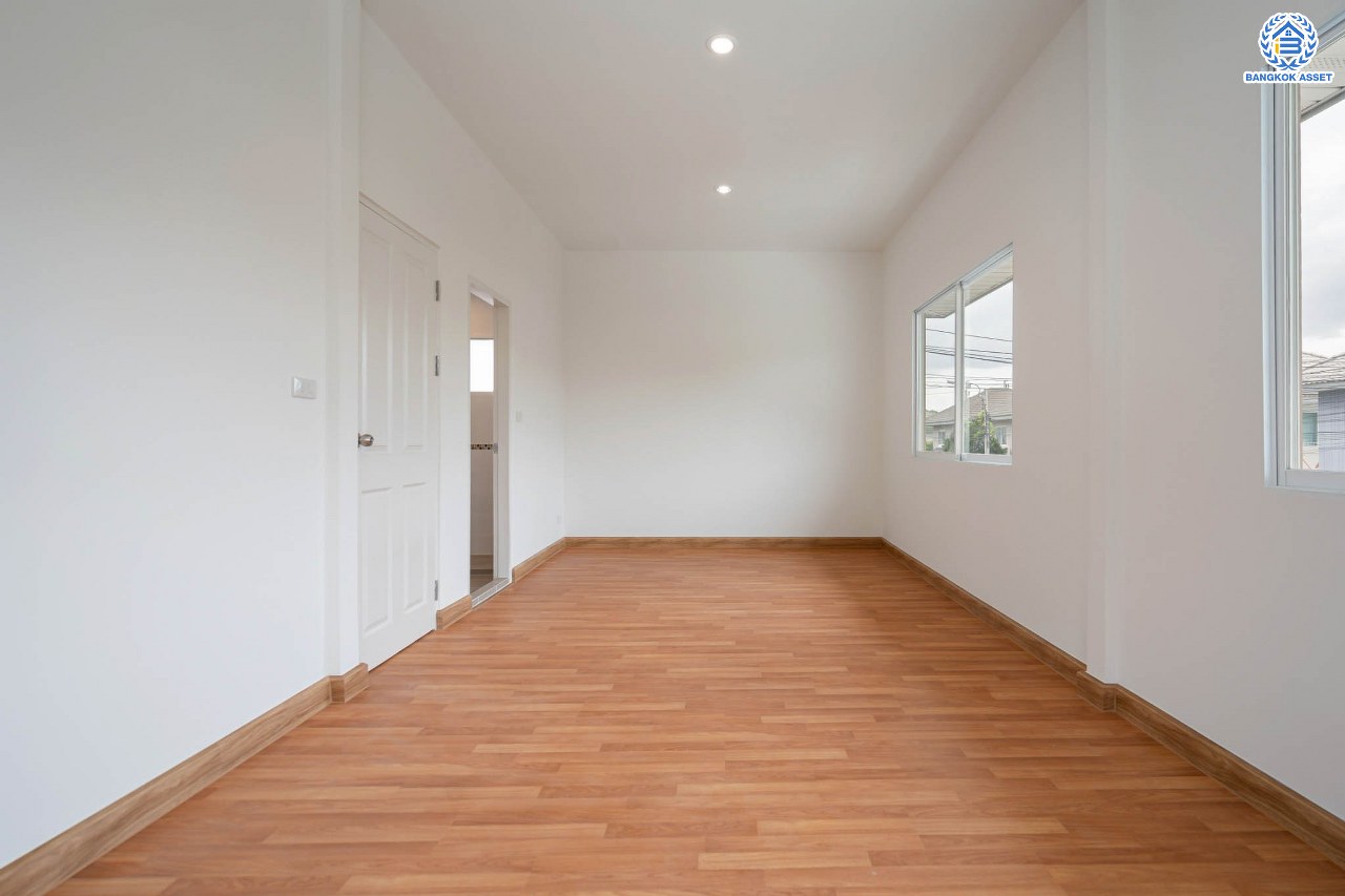 บ้านมือสองตกแต่งใหม่ ม.เดอะวิลล่า ราชพฤกษ์-ท่าอิฐ แบรนด์ Property Perfect เดินทางสะดวก เนื้อที่ 35.8 ตร.ว. ฟังก์ชัน 3 ห้องนอน 2 ห้องน้ำ จอดรถได้ 2 คัน บนทำเลเชื่อมต่อทั้ง ถ.รัตนาธิเบศร์ และถ.ราชพฤกษ์ และเพียง 10 นาทีถึงรถไฟฟ้า "สถานีบางรักน้อยท่าอิฐ"